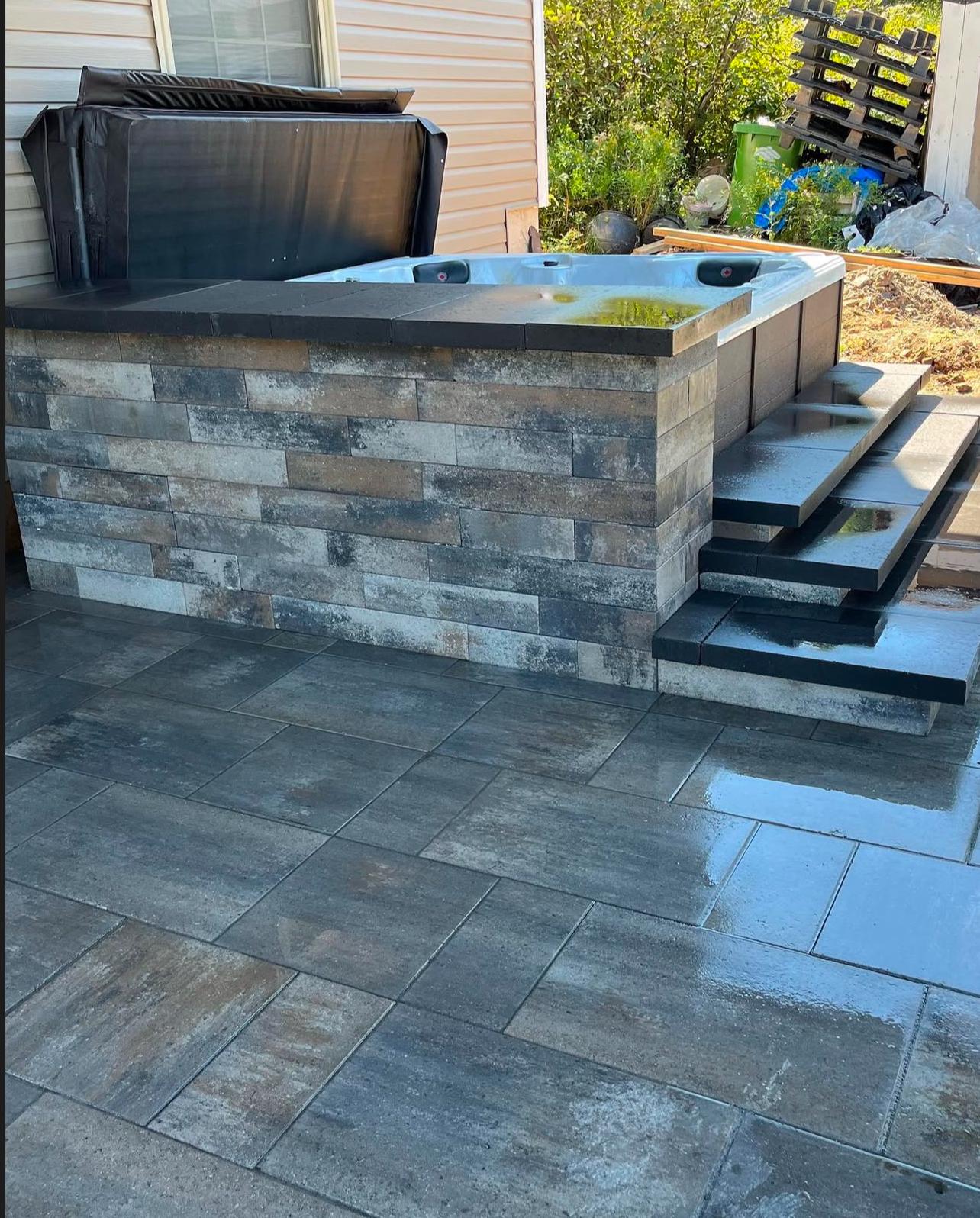 Custom-patterned stone pavement